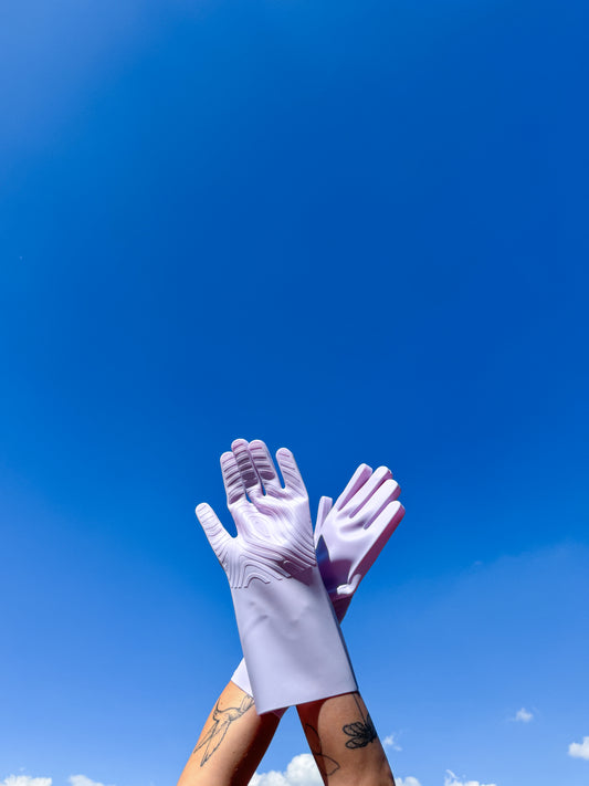 keeps in moondust colorway on hand model with arms up against a blue sky